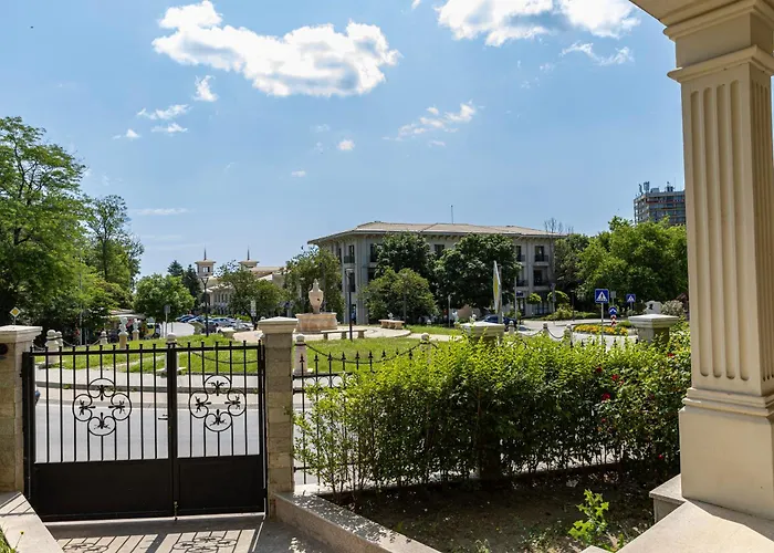 Two-bedroom With Kitchen Appartement *